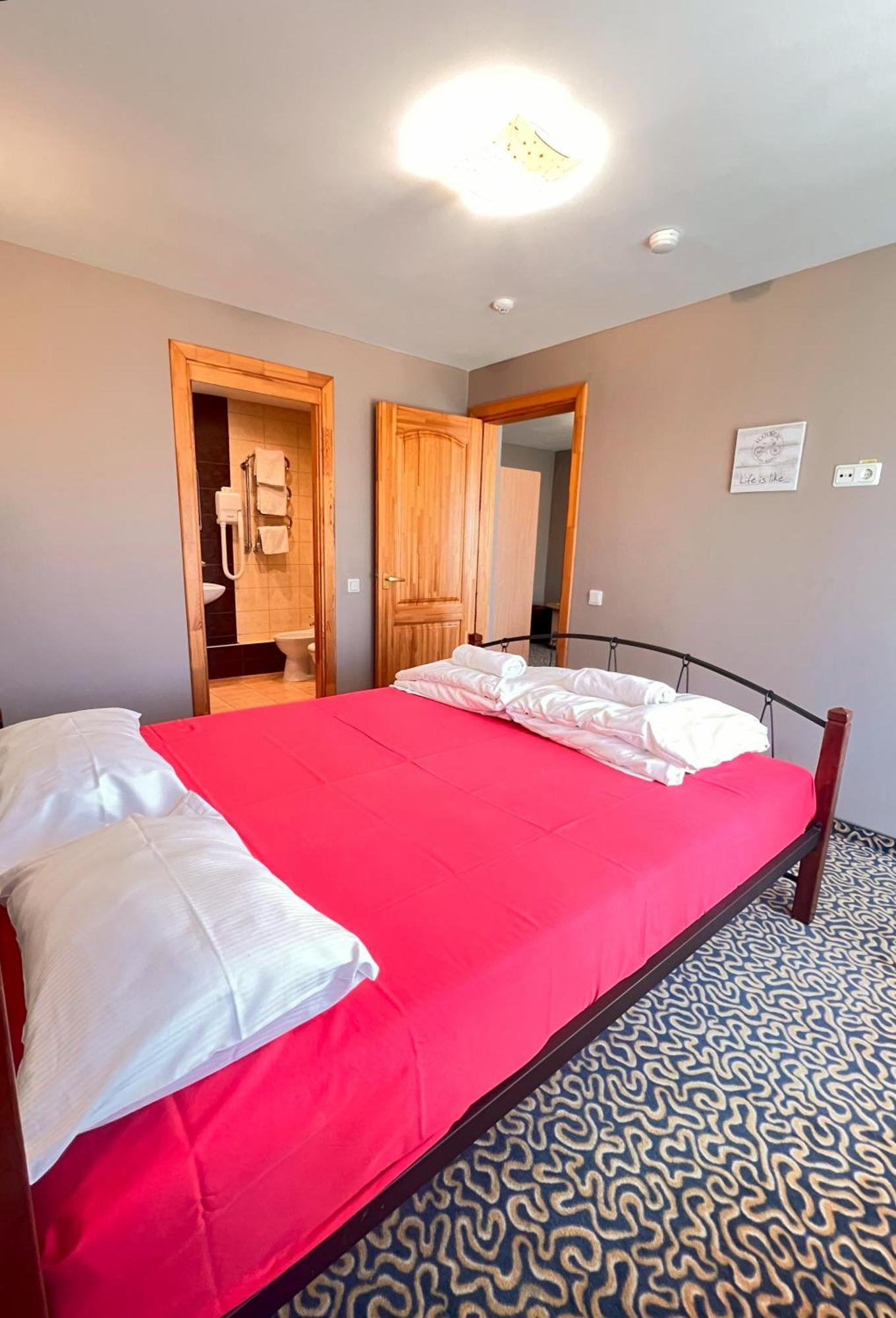 Park Hotel Ķekava Екстериор снимка
